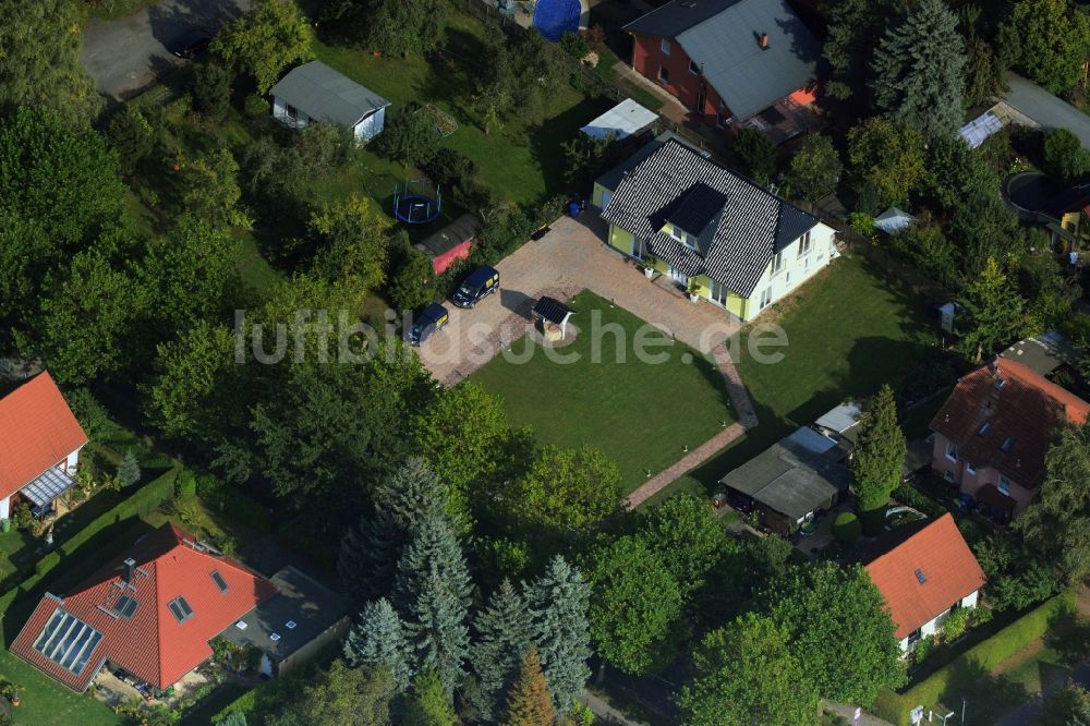Luftaufnahme Berlin Karow - Einfamilienhaus Siedlung am Hubertusdamm in Berlin - Karow