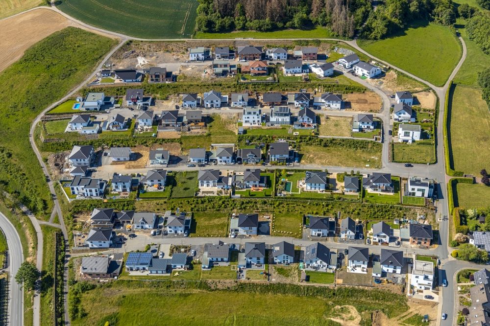 Herdringen aus der Vogelperspektive: Einfamilienhaus- Siedlung Am Spielberg in Herdringen im Bundesland Nordrhein-Westfalen, Deutschland
