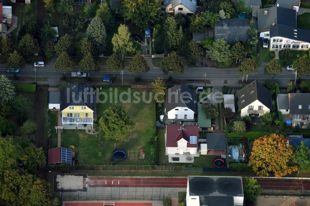 Luftbild Berlin - Einfamilienhaus Wohngebiet der Einfamilienhaus- Siedlung im Ortsteil Kaulsdorf in Berlin, Deutschland