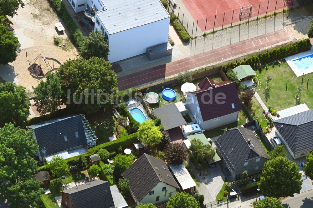 Berlin von oben - Einfamilienhäuser mit Gärten Bergedorfer Straße an der in Berlin, Deutschland