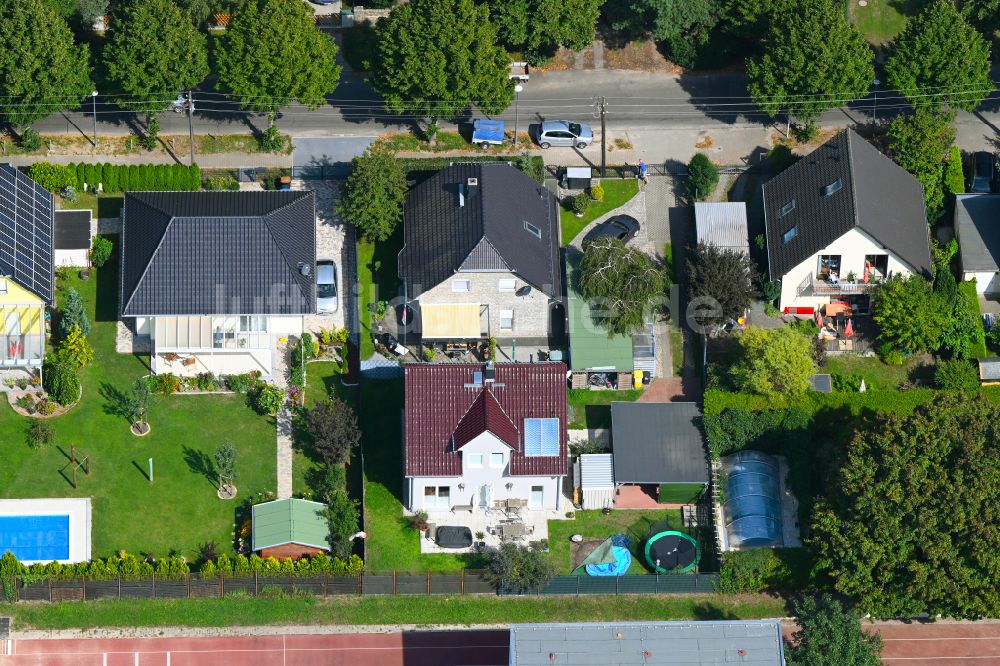 Luftaufnahme Berlin - Einfamilienhäuser mit Gärten Bergedorfer Straße an der in Berlin, Deutschland