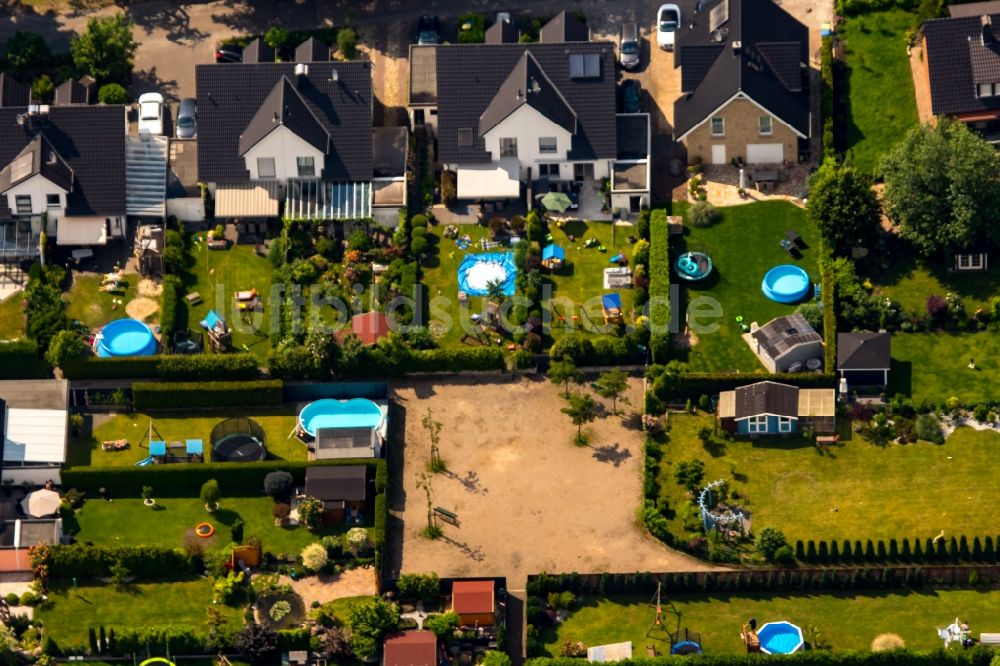 Oberhausen von oben - Einfamilienhäuser mit Pool im Garten in Oberhausen im Bundesland Nordrhein-Westfalen, Deutschland