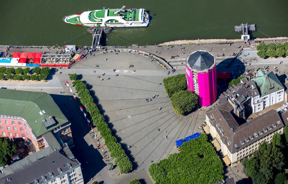 Düsseldorf von oben - Eingerüsteter und rosa verkleideter Schlossturm am Ufer des Flusses Rhein am Burgplatz in Düsseldorf im Bundesland Nordrhein-Westfalen