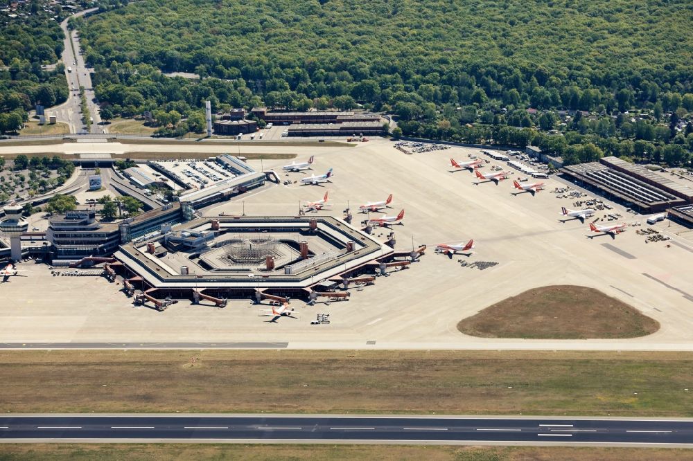 Berlin aus der Vogelperspektive: Eingeschränkter Flugbetrieb am Terminal des Flughafens Berlin - Tegel