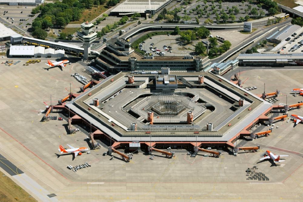 Luftbild Berlin - Eingeschränkter Flugbetrieb am Terminal des Flughafens Berlin - Tegel
