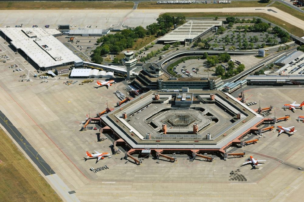 Luftaufnahme Berlin - Eingeschränkter Flugbetrieb am Terminal des Flughafens Berlin - Tegel