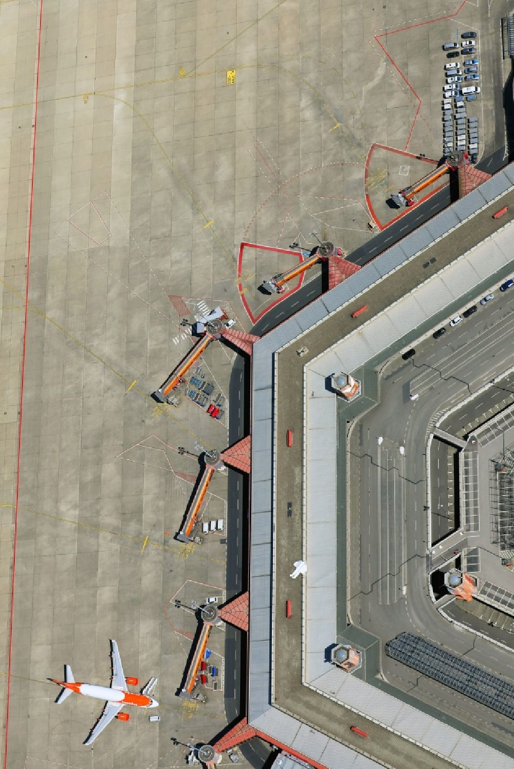 Berlin aus der Vogelperspektive: Eingeschränkter Flugbetrieb am Terminal des Flughafens Berlin - Tegel