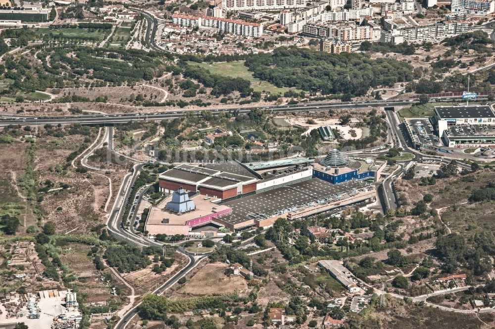 Luftaufnahme Almada - Einkaufs- Zentrum Almada Fórum an der R. Sérgio Malpique in Almada in Setúbal, Portugal