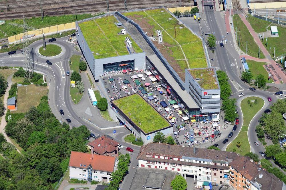 Luftaufnahme Weil am Rhein - Einkaufs- Zentrum Einkauf-Insel mit Flohmarkt Aktivitäten in Weil am Rhein im Bundesland Baden-Württemberg, Deutschland