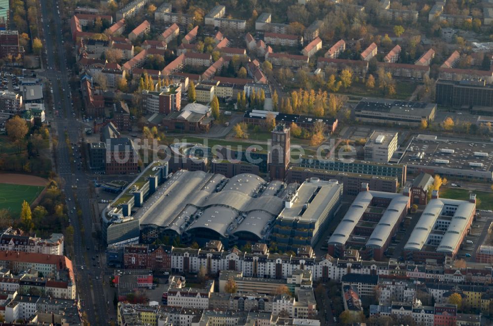 Luftaufnahme Berlin - Einkaufs- Zentrum Hallen am Borsigturm im Ortsteil Tegel in Berlin, Deutschland