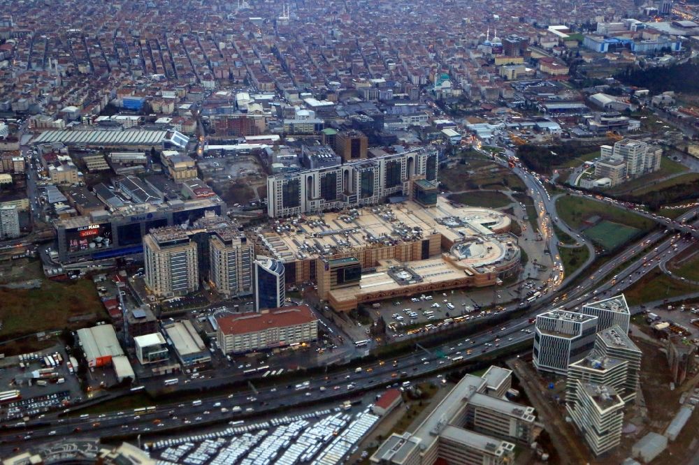 Luftbild Istanbul - Einkaufs- Zentrum Istanbul Vizon Park in der Nähe des Flughafens Atatürk in Istanbul in Türkei