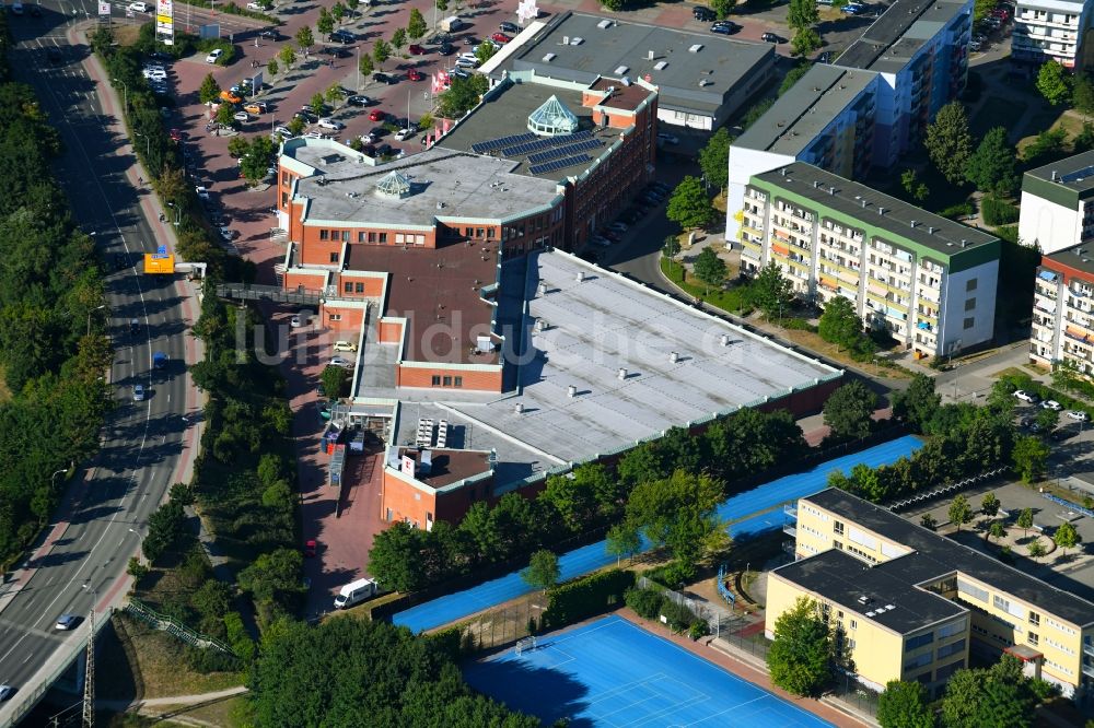Prenzlau von oben - Einkaufs- Zentrum Kaufland Prenzlau im Bundesland Brandenburg, Deutschland
