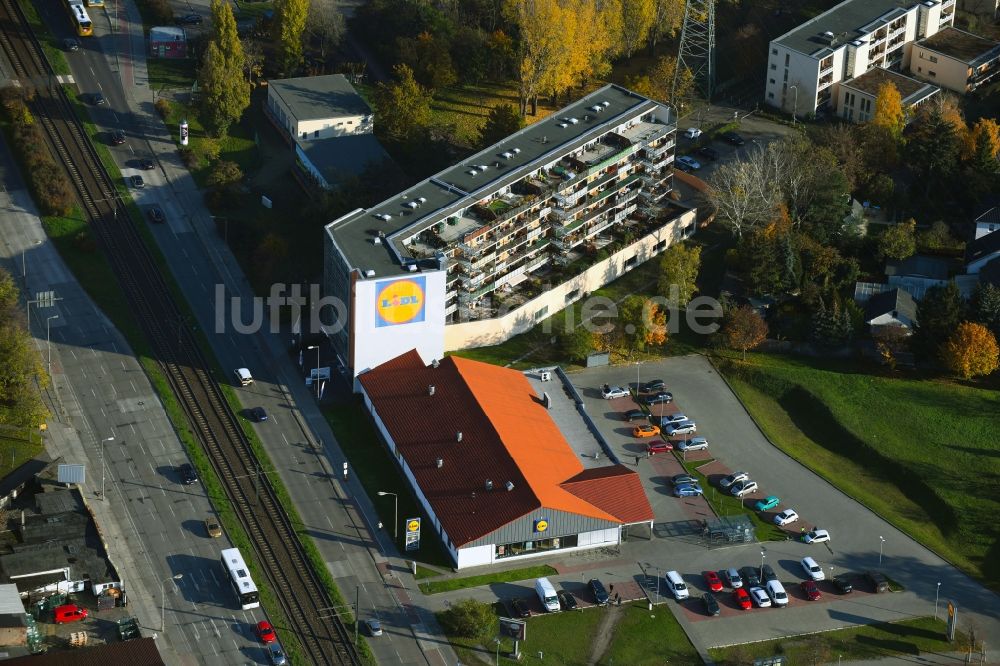 Luftaufnahme Berlin - Einkaufs- Zentrum LIDL am Malchower Weg im Ortsteil Hohenschönhausen in Berlin, Deutschland