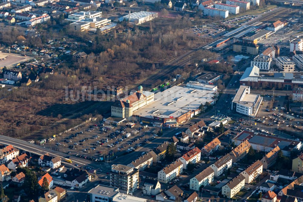 Luftaufnahme Landau in der Pfalz - Einkaufs- Zentrum real,- SB-Warenhaus GmbH vor der Schließung in Landau in der Pfalz im Bundesland Rheinland-Pfalz, Deutschland
