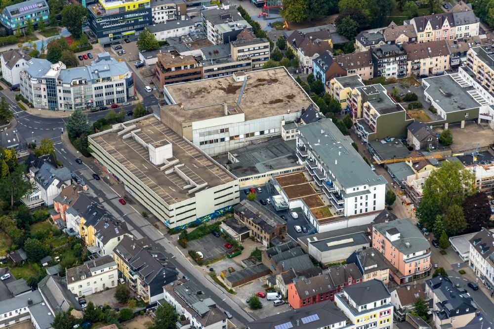 Luftaufnahme Velbert - Einkaufs- Zentrum mit Ruine des Kaufhaus Hertie an der Grünstraße Ecke Friedrichstraße in Velbert im Bundesland Nordrhein-Westfalen, Deutschland