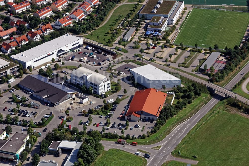 Luftaufnahme Neuried - Einkaufszentrum und Gewerbegebiet am Hainbuchenring in Neuried im Bundesland Bayern
