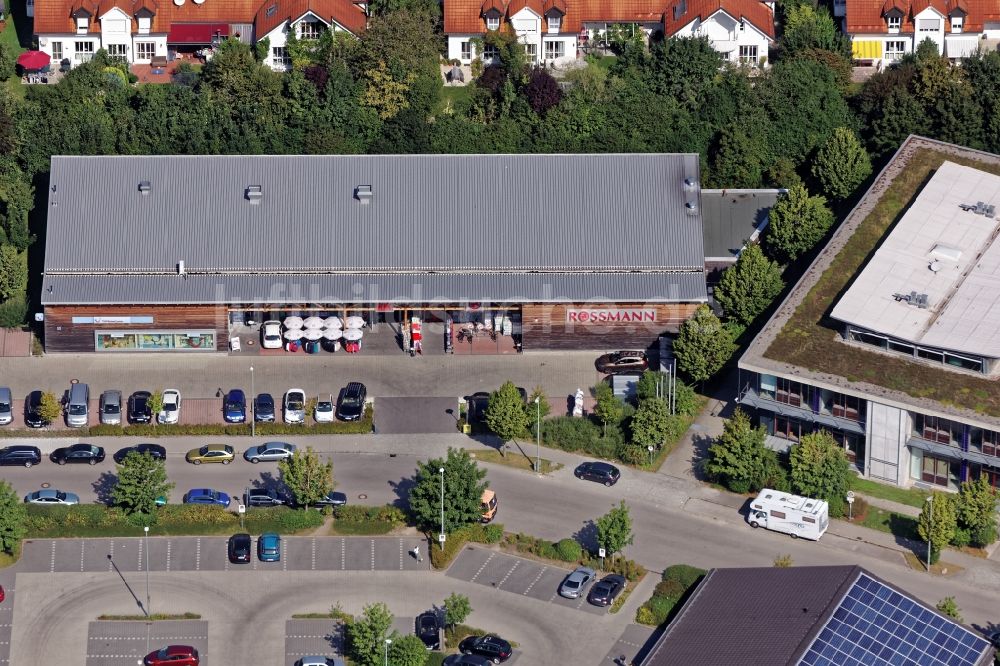 Luftbild Neuried - Einkaufszentrum und Gewerbegebiet am Hainbuchenring in Neuried im Bundesland Bayern. Rossmann Drogeriemarkt, KIK, TUI Reisecenter