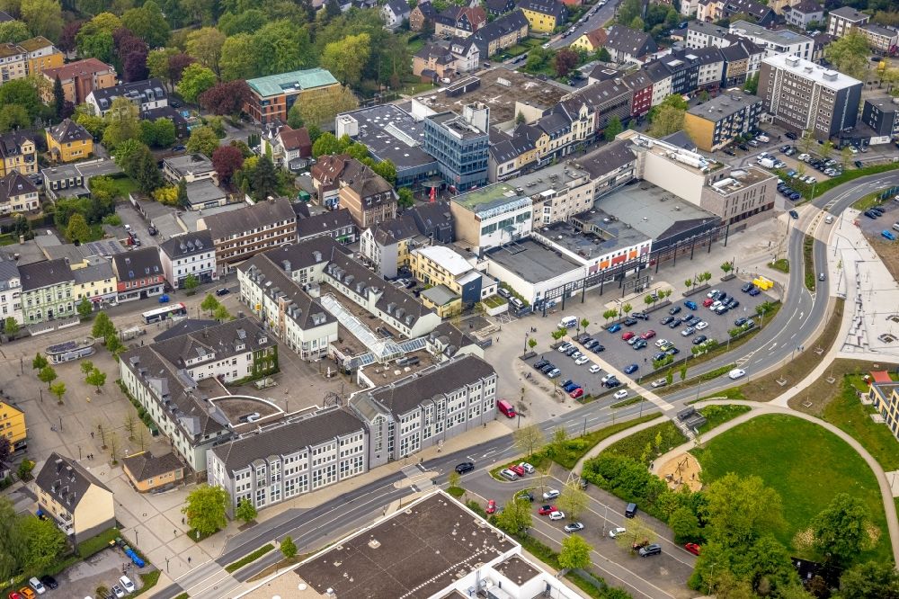 Heiligenhaus von oben - Einkaufzentrum am Basildonplatz entlang der Hauptstraße in Heiligenhaus im Bundesland Nordrhein-Westfalen, Deutschland
