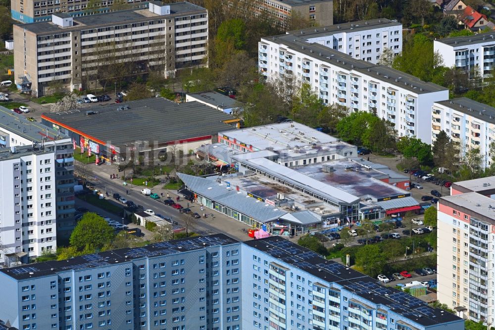 Luftbild Neu-Hohenschönhausen - Einkaufzentrum Neu-Hohenschönhausen im Bundesland Berlin, Deutschland