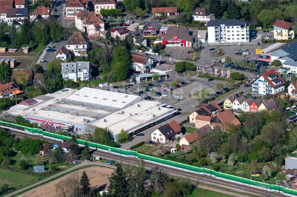 Luftaufnahme Kenzingen - Einkaufzentrum REWE Markt in Kenzingen im Bundesland Baden-Württemberg, Deutschland