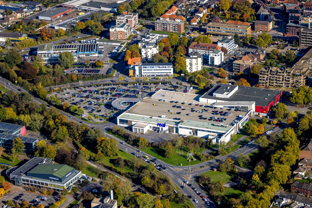 Kamp-Lintfort von oben - Einkaufzentrum des Supermarktes mein real in Kamp-Lintfort im Bundesland Nordrhein-Westfalen, Deutschland