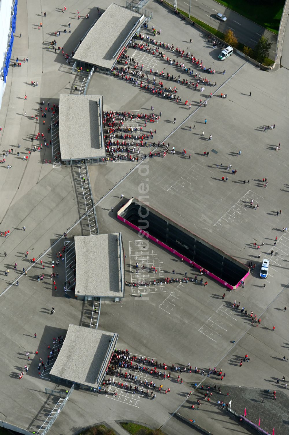 München aus der Vogelperspektive: Einlaß- Kontrolle an der Arena des Stadion Allianz Arena in München im Bundesland Bayern, Deutschland