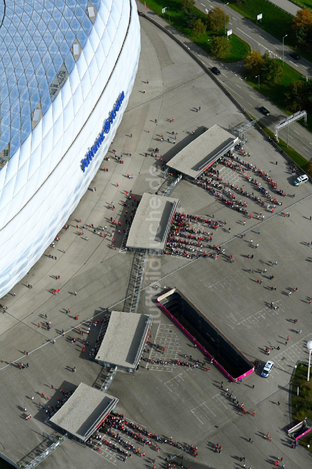 Luftbild München - Einlaß- Kontrolle an der Arena des Stadion Allianz Arena in München im Bundesland Bayern, Deutschland