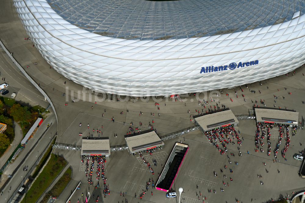 Luftaufnahme München - Einlaß- Kontrolle an der Arena des Stadion Allianz Arena in München im Bundesland Bayern, Deutschland