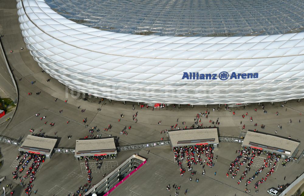 München von oben - Einlaß- Kontrolle an der Arena des Stadion Allianz Arena in München im Bundesland Bayern, Deutschland
