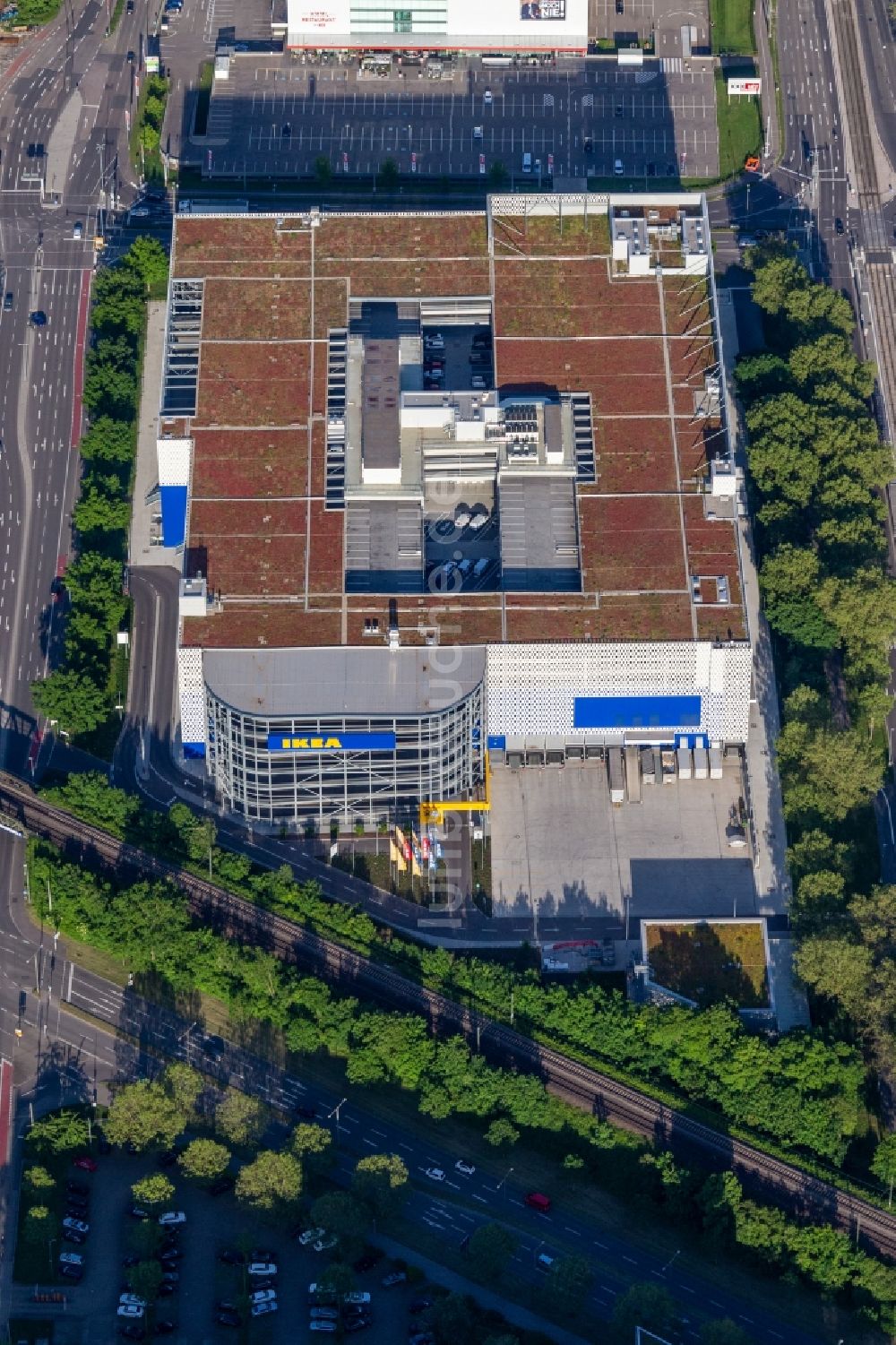 Karlsruhe von oben - Einrichtungshaus - Möbelmarkt der IKEA Deutschland GmbH & Co. KG in Karlsruhe im Bundesland Baden-Württemberg, Deutschland