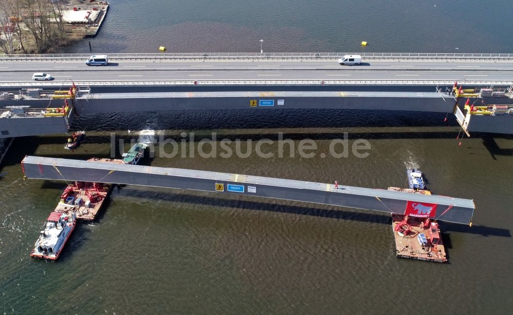 Luftbild Petersdorf - Einschwimmen Brückensegment am Autobahn- Brückenbauwerk der BAB A19 in Petersdorf im Bundesland Mecklenburg-Vorpommern