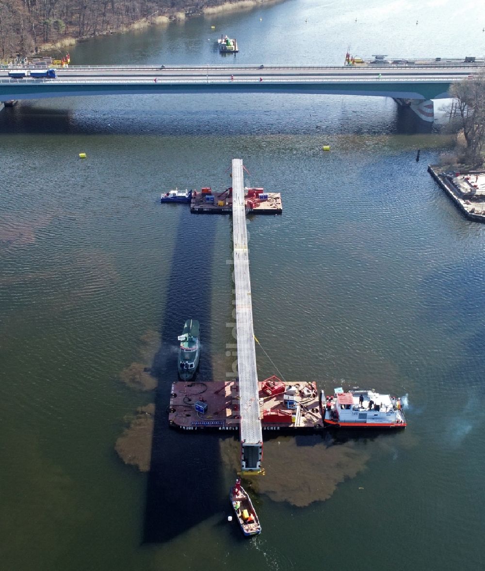 Luftaufnahme Petersdorf - Einschwimmen Brückensegment am Autobahn- Brückenbauwerk der BAB A19 in Petersdorf im Bundesland Mecklenburg-Vorpommern