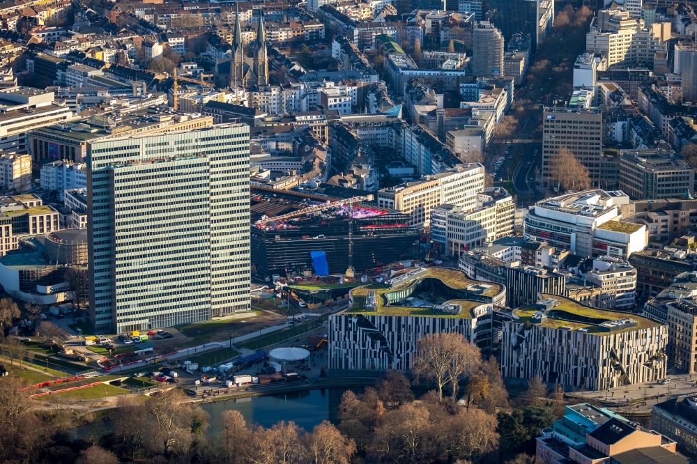 Düsseldorf von oben - Einzelhandels- und Büroimmobilie „ Kö- Bogen “ in Düsseldorf im Bundesland Nordrhein-Westfalen