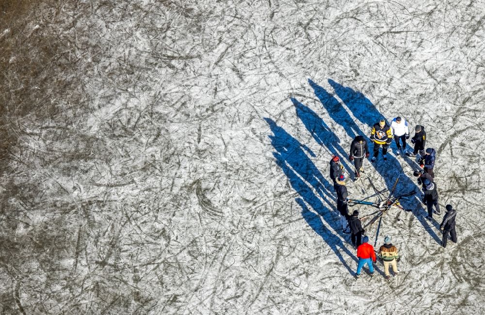 Luftaufnahme Duisburg - Eis- Spaziergänger auf dem zugefrorenen Flußverlauf des Rhein im Ortsteil Ehingen in Duisburg im Bundesland Nordrhein-Westfalen, Deutschland