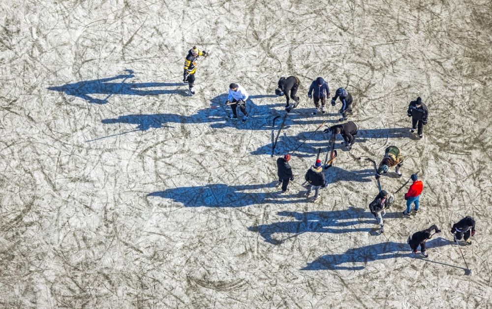 Duisburg von oben - Eis- Spaziergänger auf dem zugefrorenen Flußverlauf des Rhein im Ortsteil Ehingen in Duisburg im Bundesland Nordrhein-Westfalen, Deutschland