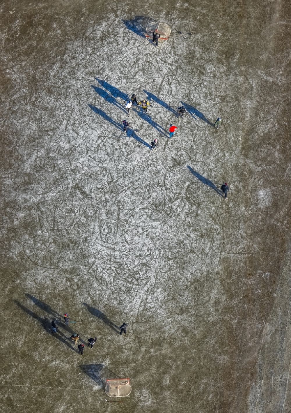 Luftbild Duisburg - Eis- Spaziergänger auf dem zugefrorenen Flußverlauf des Rhein im Ortsteil Ehingen in Duisburg im Bundesland Nordrhein-Westfalen, Deutschland