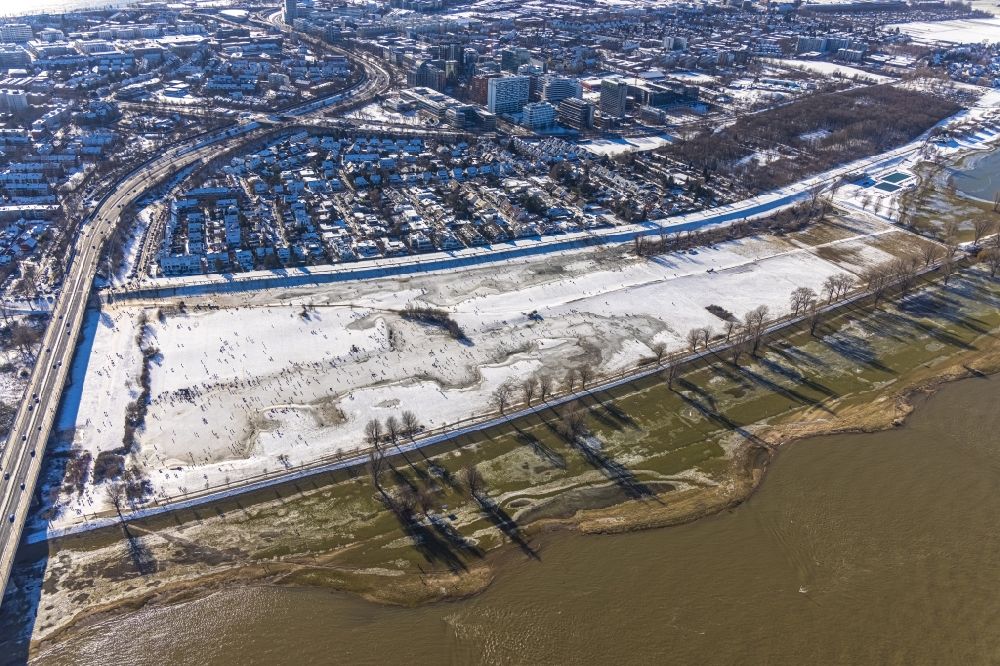 Luftbild Düsseldorf - Eis- Spaziergänger auf dem zugefrorenen Flußverlauf des Rhein im Ortsteil Niederkassel in Düsseldorf im Bundesland Nordrhein-Westfalen, Deutschland
