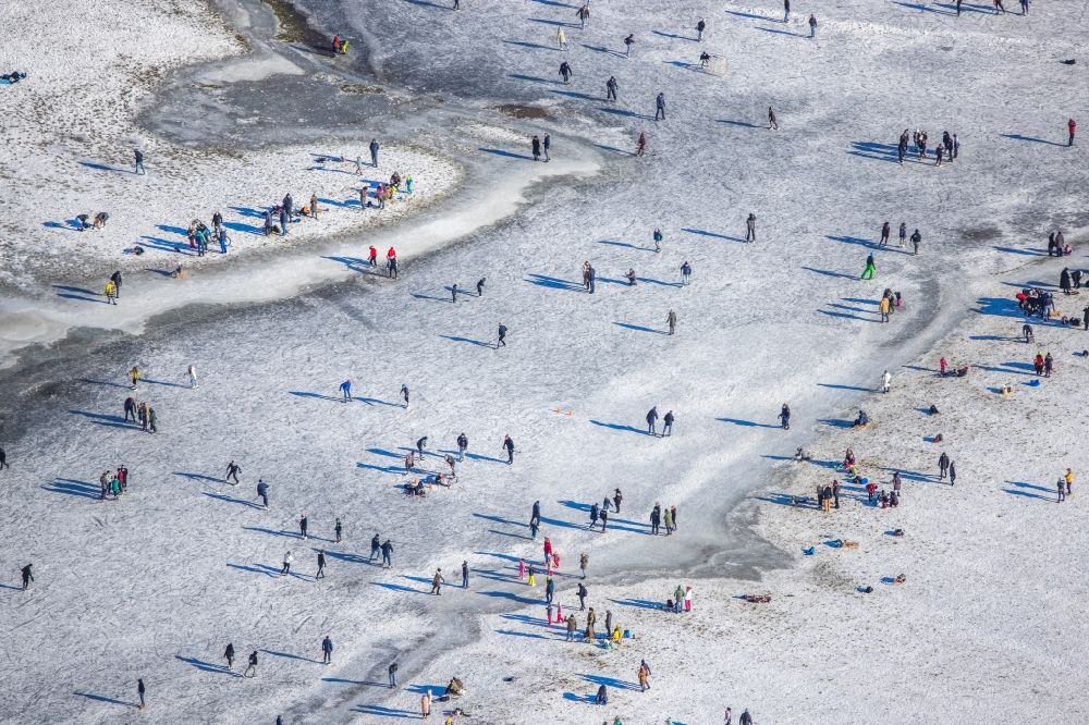 Luftaufnahme Düsseldorf - Eis- Spaziergänger auf dem zugefrorenen Flußverlauf des Rhein im Ortsteil Niederkassel in Düsseldorf im Bundesland Nordrhein-Westfalen, Deutschland