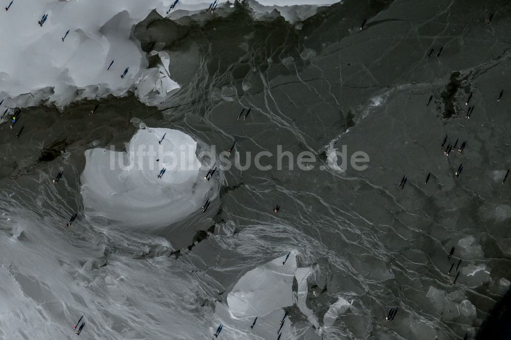 Münster aus der Vogelperspektive: Eis- Spaziergänger auf dem zugefrorenen Seeoberfläche des Aasee in Münster im Bundesland Nordrhein-Westfalen, Deutschland