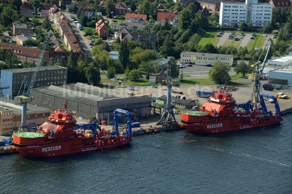 Wismar von oben - Eisbrechende Rettungs- und Bergungsschiffe vor den Nordic Yards in Wismar im Bundesland Mecklenburg-Vorpommern