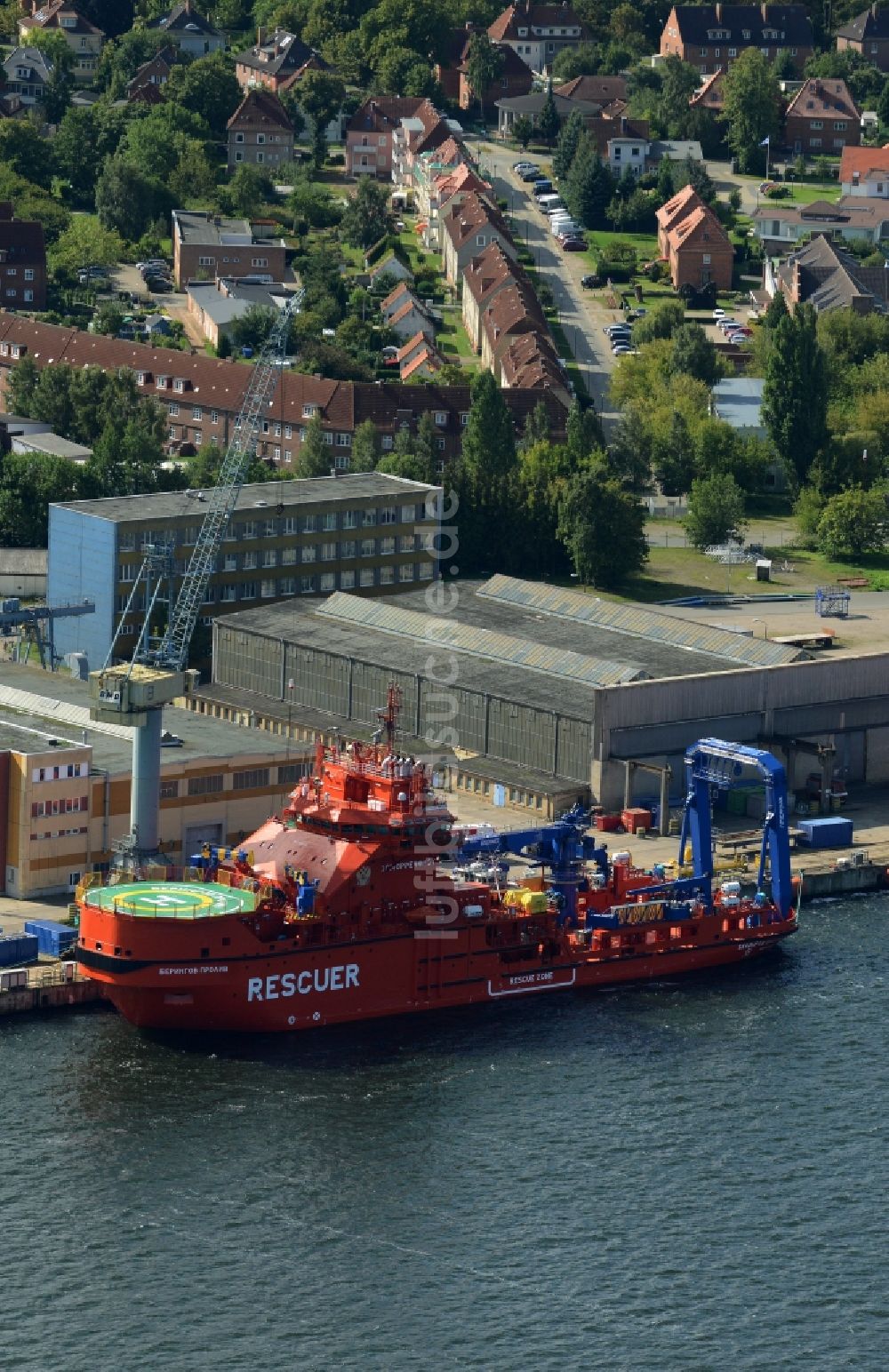 Luftbild Wismar - Eisbrechende Rettungs- und Bergungsschiffe vor den Nordic Yards in Wismar im Bundesland Mecklenburg-Vorpommern