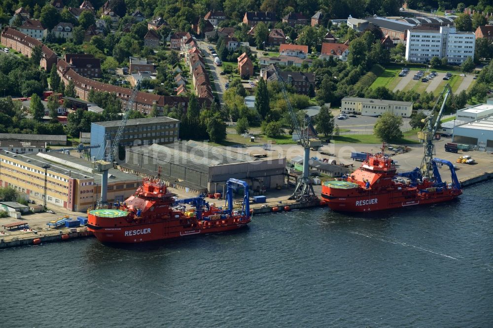 Luftaufnahme Wismar - Eisbrechende Rettungs- und Bergungsschiffe vor den Nordic Yards in Wismar im Bundesland Mecklenburg-Vorpommern
