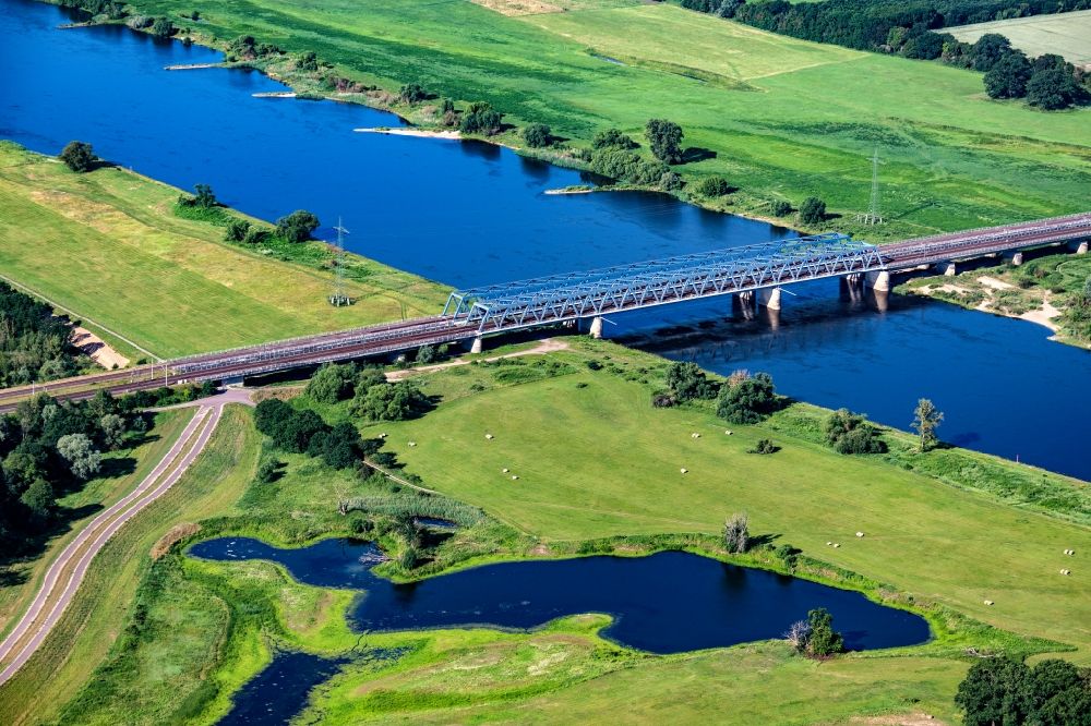 Luftbild Hämerten - Eisenbahn- Brückenbauwerk zur Streckenführung der Bahn- Gleise zur Querung der Elbe in Hämerten im Bundesland Sachsen-Anhalt, Deutschland