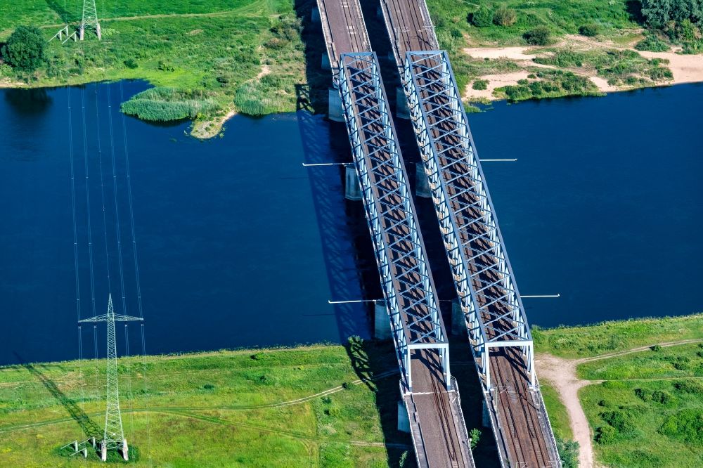 Luftaufnahme Hämerten - Eisenbahn- Brückenbauwerk zur Streckenführung der Bahn- Gleise zur Querung der Elbe in Hämerten im Bundesland Sachsen-Anhalt, Deutschland