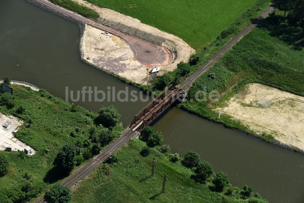 Elbe-Parey aus der Vogelperspektive: Eisenbahnbrücke Güsen-Jerichow über dem Elbe-Havel-Kanal im Bundesland Sachsen-Anhalt