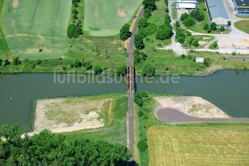 Elbe-Parey von oben - Eisenbahnbrücke Güsen-Jerichow über dem Elbe-Havel-Kanal im Bundesland Sachsen-Anhalt