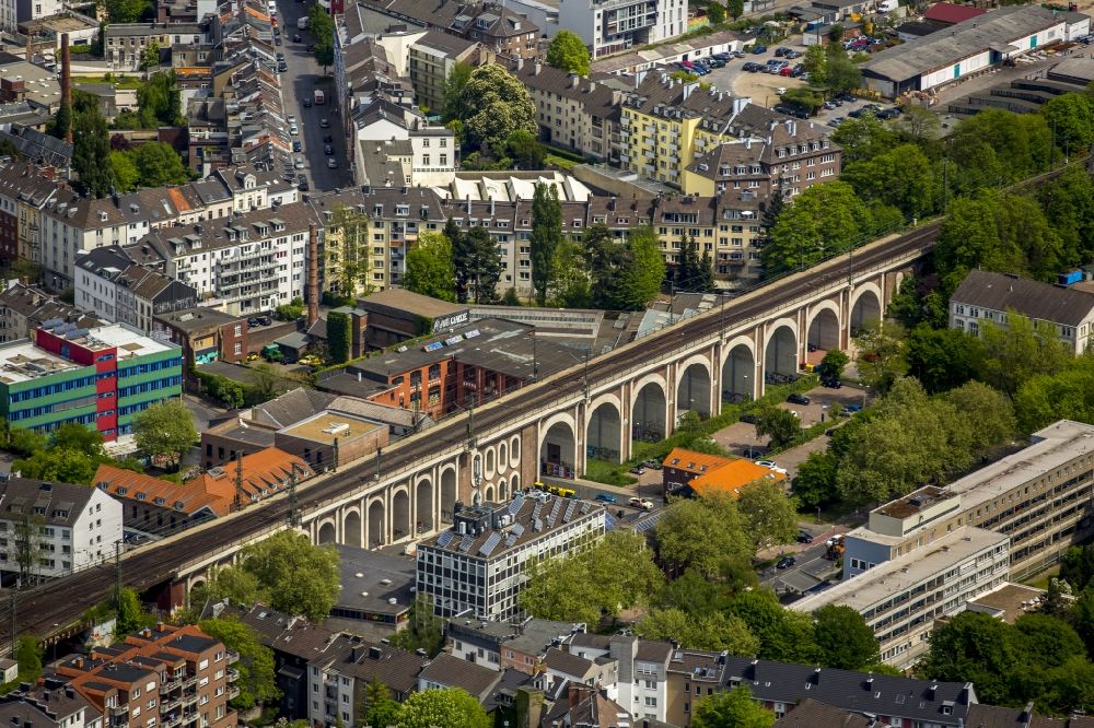 Aachen aus der Vogelperspektive: Eisenbahnviadukt Kurbrunnenstraße in der Innenstadt von Aachen im Bundesland Nordrhein-Westfalen
