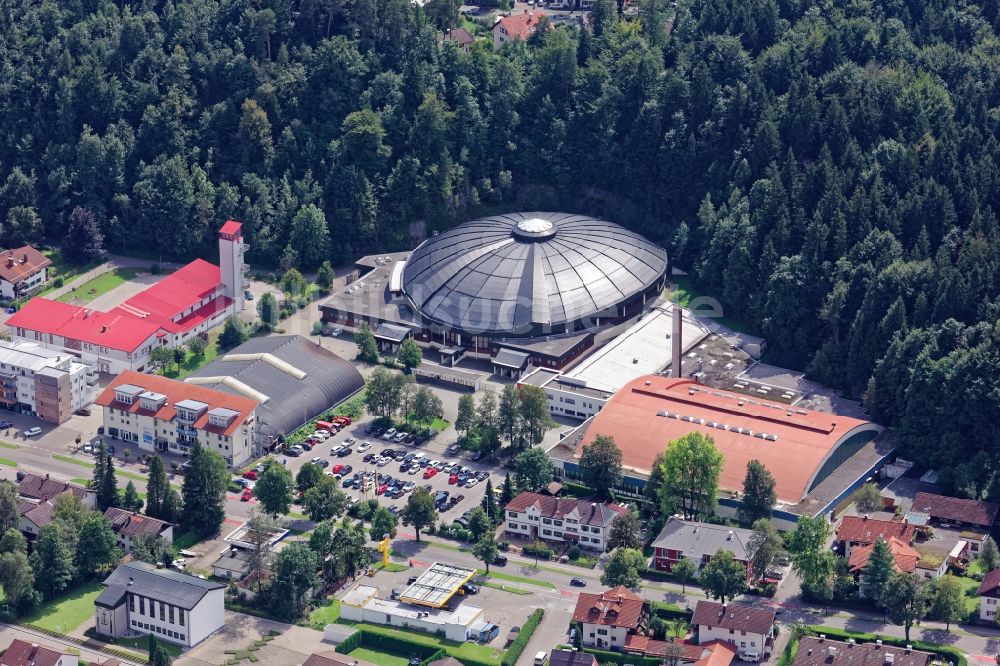 Füssen von oben - Eislaufhalle im Bundesleistungszentrum für Eishockey BLZ in Füssen im Bundesland Bayern