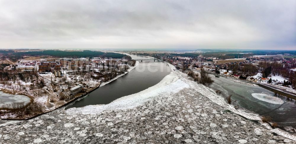 Luftbild Hohenwutzen - Eisschicht auf dem Flußverlauf der Oder in Hohenwutzen im Bundesland Brandenburg, Deutschland