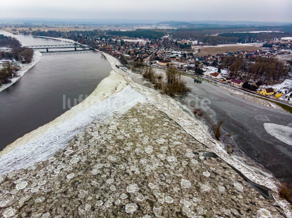Hohenwutzen aus der Vogelperspektive: Eisschicht auf dem Flußverlauf der Oder in Hohenwutzen im Bundesland Brandenburg, Deutschland